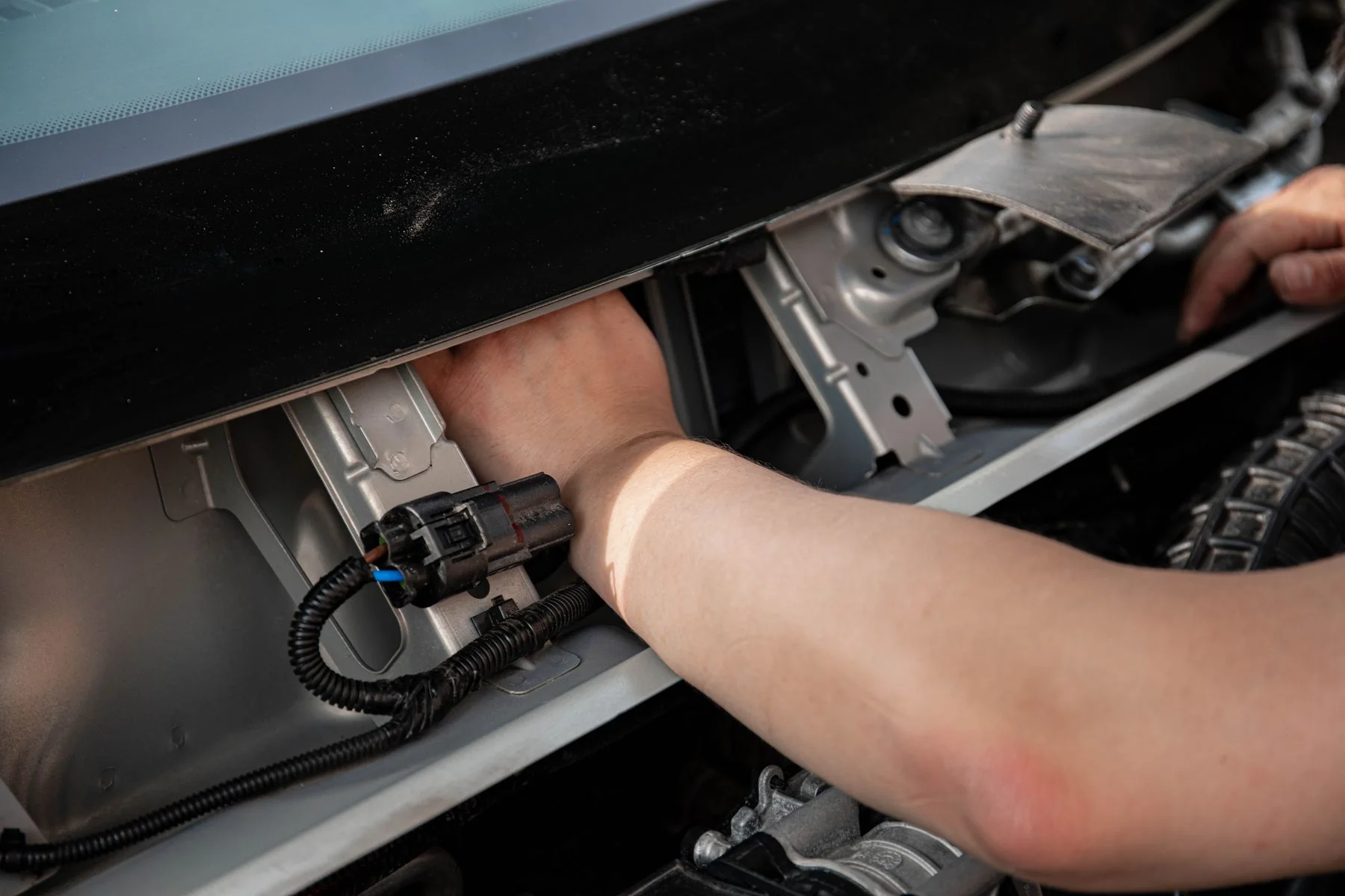Clean automotive connector and protected wiring loom